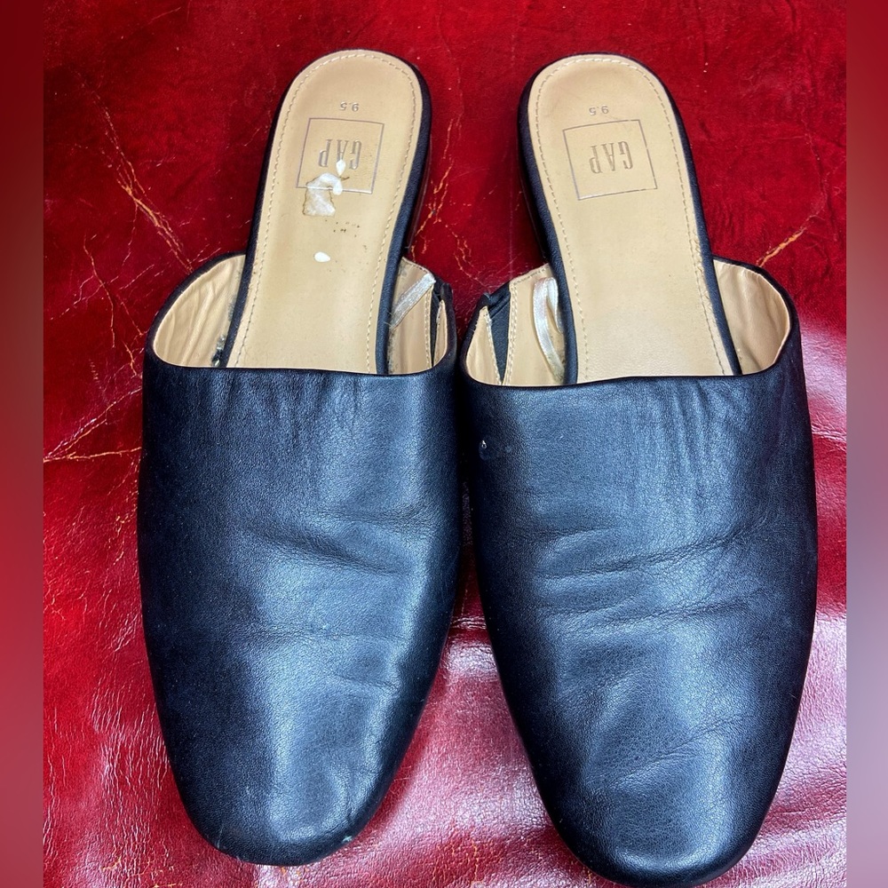 Black Leather Flat Gap Mule Size 9.5